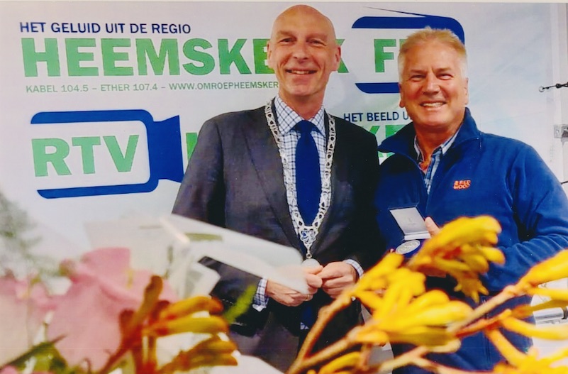 Mayor (Burgemeester) Alexander Luijten presents a 'Medal of Appreciation to Mark during the show (May 30, 2023).