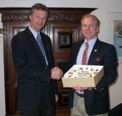 Heemskerk Burgemeester (Mayor) Bernt Schneiders personally congratulates Mark on the ten year anniversary of his program - March 5, 2005. Photo: Peter Dicker.